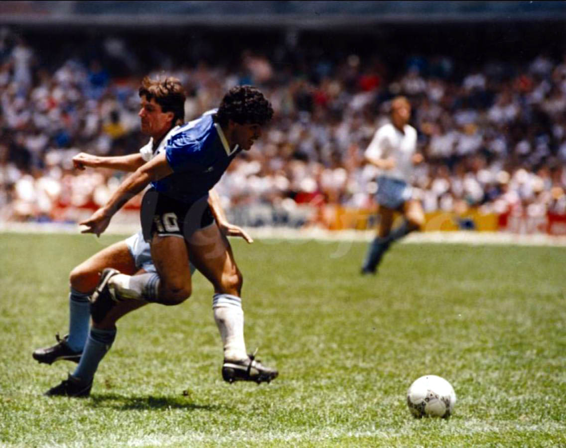Diego Maradona dribble Terry Fenwick lors du but du siècle — Argentine vs Angleterre, Coupe du Monde 1986