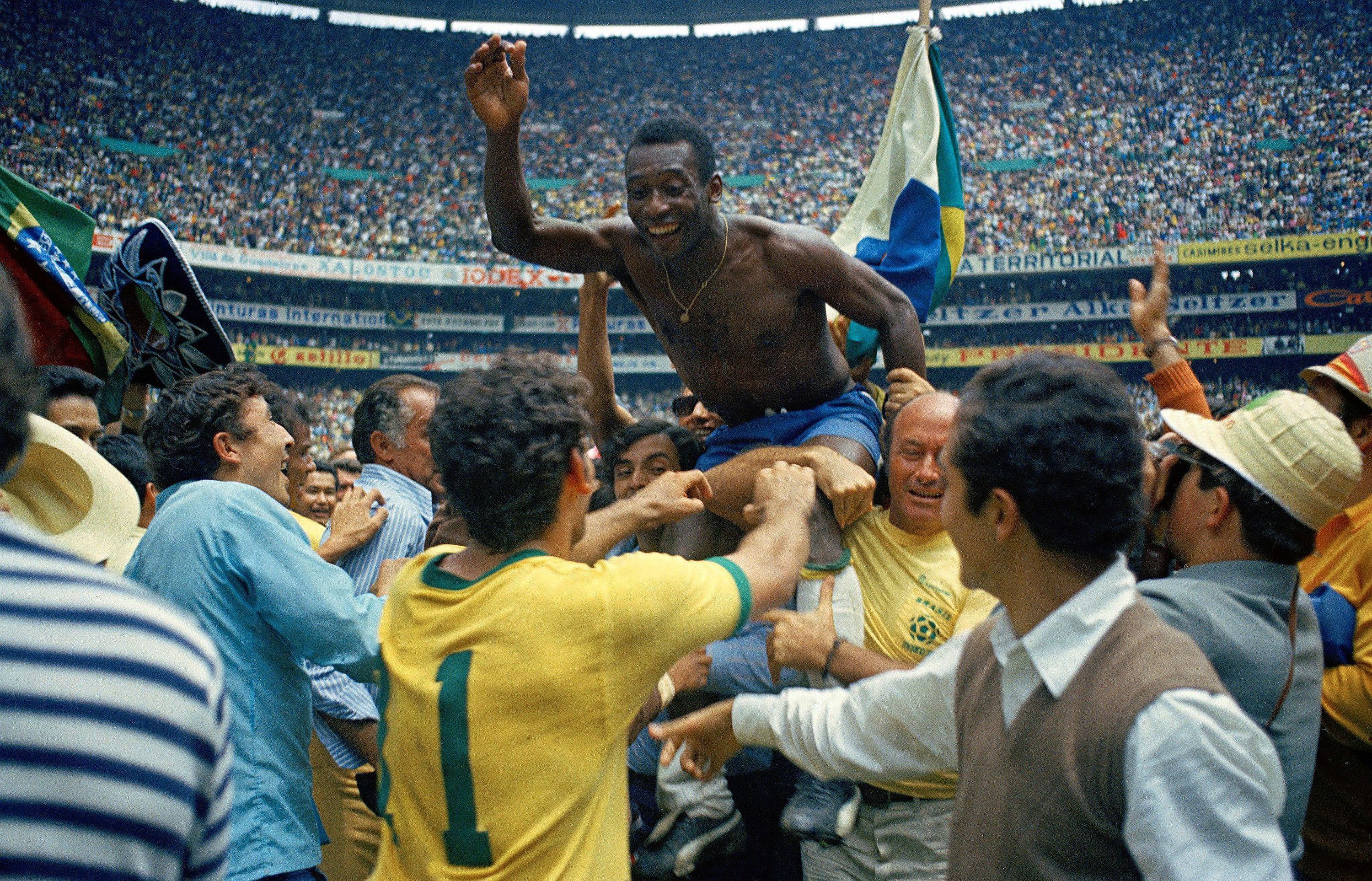 Pelé porté en triomphe par ses coéquipiers après la victoire du Brésil en finale de la Coupe du Monde 1970