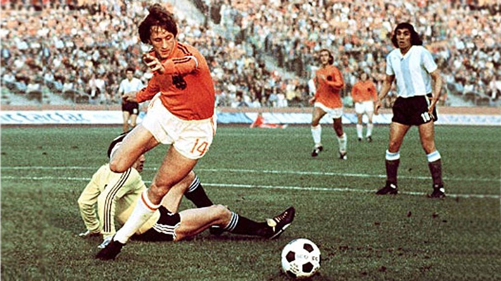 Johan Cruyff numéro 14, maillot orange des Pays-Bas, en action lors de la Coupe du Monde 1974